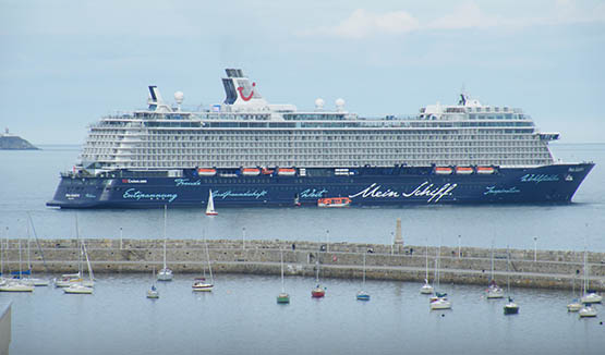 Mein_Schiff_ship_dun_laoghaire
