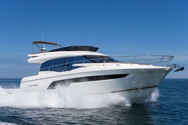 The Prestige 520 has an ‘XXL’ Flybridge, unique on a 52ft motor yacht, meaning that there is plenty of space for relaxing in comfort