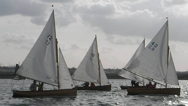 Michael and Jenny Donohoe in Water Wag No.12, Alfa, Paul and Anne Smith in Swallow No.40, and William and Linda Prentice in Tortoise No.42 approaching the start line.