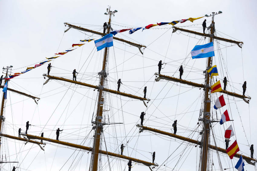 Libertad and crew on its masts