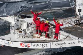 Francis Joyon and his crew sailed the 22,461 theoretical miles in 40 days, 23 hours, 30 minutes and 30 seconds, at an average speed of 22.84 knots.