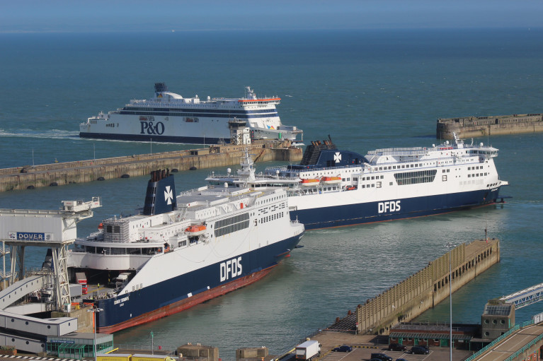 DFDS and rivals P&O Ferries have today entered into a mutual space charter agreement on the key UK-EU short sea route of Dover-Calais, so to enable in reducing freight customers’ waiting times. The development AFLOAT adds comes in advance of Strait of Dover newcomer, Irish Ferries which next month begins its first (intially freight-only) service to compliment their Irish Sea routes, thus providing hauliers a complete UK landbridge service, post-Brexit. 