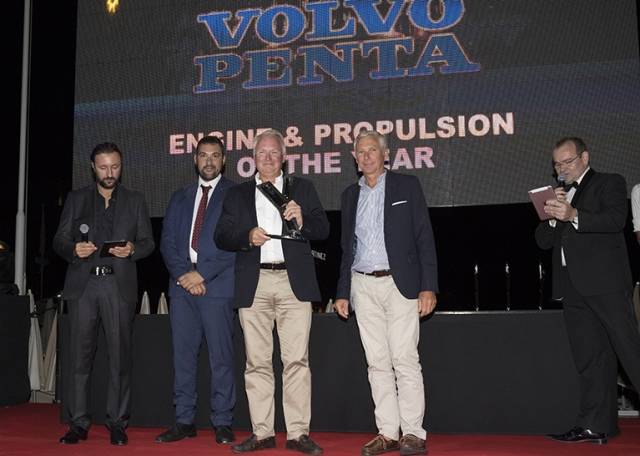 Johan Wästeräng (center, Volvo Penta’s Vice President of Marine Leisure Product Management, and Gilles Poirier (second right, Volvo Penta Marine Sales Manager) accept the ‘Engine-Propulsion of the Year’ award.