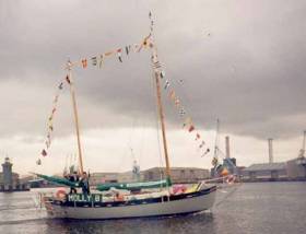 Molly B on the river Liffey, Pete Hogan&#039;s self–built 30&#039; gaff rigged ketch which he sailed solo round–the–world
