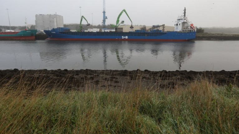 Approximately 3,600 tonnes of horticultural peat arrived from Latvia into Drogheda Port on Saturday amid ongoing tensions between industry growers and the Government following the cessation of commercial peat production.