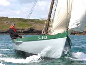 The spirit of West Cork traditional sailing – Jeremy Irons making knots in an Heir Island yawl.