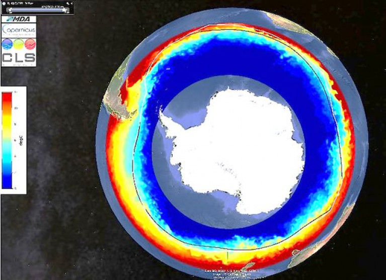 The Antarctic Exclusion Zone (AEZ): 26,223 km in circumference, surrounds Antarctica and is home to several million icebergs. Among them, thousands have been clearly identified thanks to ESA and CNES satellites, and by the expertise of CLS teams in Earth observation and analysis