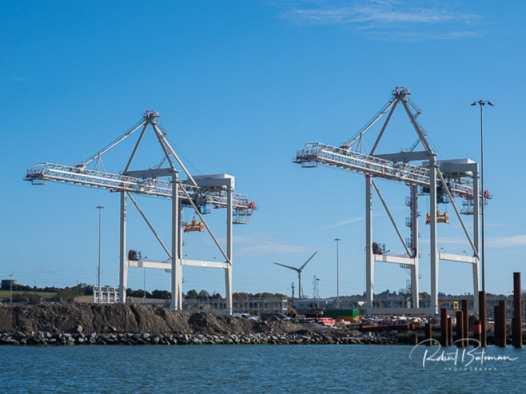 The new post-Panamax size ship-to-shore cranes
