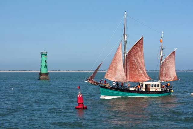 Brian Ború which is take part in a voyage between Derry-Londonderry and Belfast as part of the Foyle Maritime Festival 2018. Afloat adds the Waterford based gaff-rigged ketch (above arriving to Dublin) operated by Traditional Boat Charters Ltd is among several vessels participating in the Sail Training Ireland programme this season.