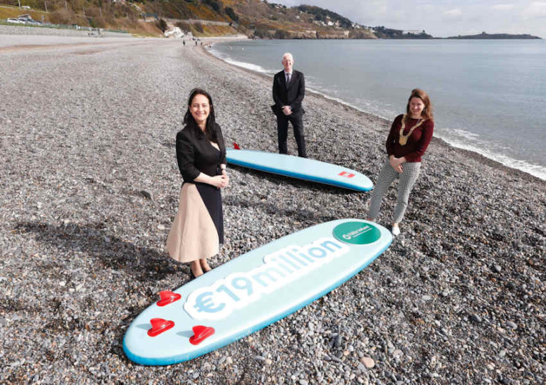 Tourism Minister Catherine Martin TD (left) pictured at Killiney Beach with Fáilte Ireland CEO Paul Kelly and Cllr Una Power, Cathaoirleach of Dun Laoghaire-Rathdown County Council