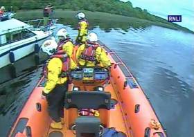 Carrybridge RNLI and stricken cruisers setting up a towline