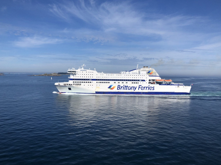 All Brittany Ferries routes between Ireland-France and Spain are operating to a 'full' service following Covid-19 government related restrictions lifted after ceasation of services for more than three months. Flagship cruiseferry Pont-Aven recently resumed Cork-Roscoff summer sailings but AFLOAT noted that from next year (2021) the season is to be boosted with cruiseferry Armorique offering holidaymakers more options. The 29,468 gross tonnage cruiseferry currently operates daily Roscoff-Plymouth sailings on the English Channel in tandem with Pont-Aven which also serves Plymouth-Santander, Spain. 