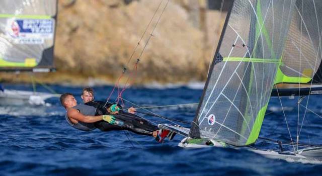 In balance. The newly-honoured “Sailors of the Year 2018” Sean Waddilove and Robert Dickson achieving optimal windward performance with their Gold Medal-winning International Olympic 49er