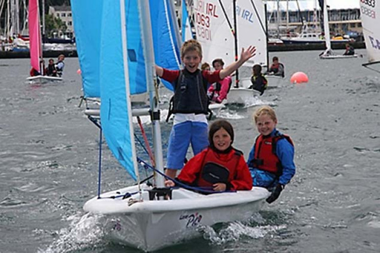 The excitement for schoolkids getting afloat at Howth…. a new Bursary Scheme through Howth YC’s training Quest programme aims to spread the sailing net wider among primary schools on the peninsula.