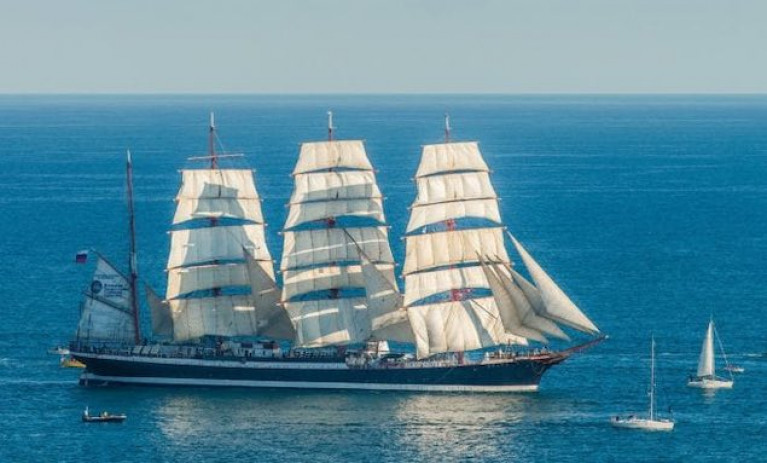 99-year-old Russian Tall Ship Sails Through an Ice-free North Channel