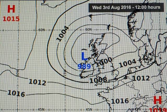 Currently at Tory island, the low’s central pressure has already risen from 987 to 989