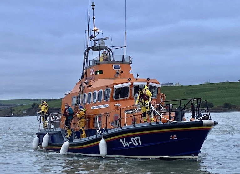 The lifeboat returning to Courtmacsherry  pontoon with casualty on board