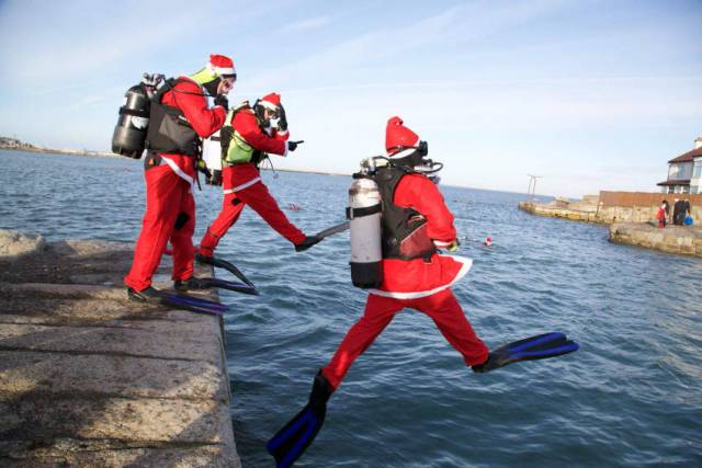 Santas taking the plunge at Sandycove for last year’s Santa Scuba Dive