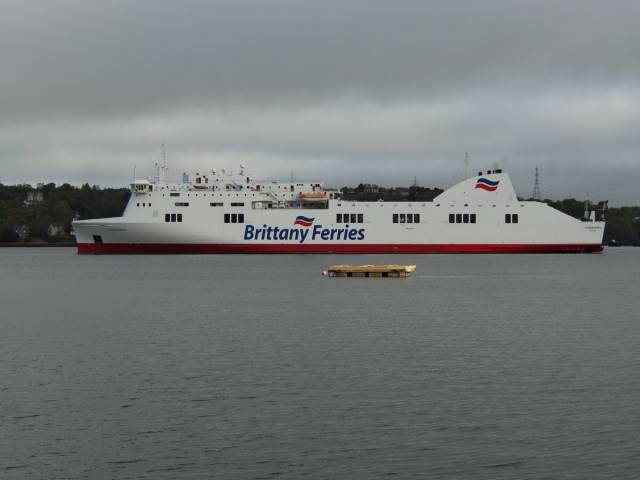 Connemara (note in revised all-white livery) makes a first call to Cork Harbour yesterday morning having arrived without passengers nor freight from Santander, Spain. Today, the chartered ropax made a debut for Brittany Ferries, albeit on the French route from Cork but instead of calling to Roscoff, the ferry diverted to Brest and berthed this afternoon. 